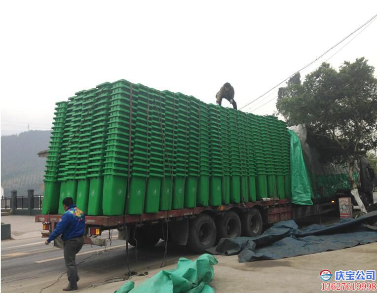 重庆塑料垃圾桶正在卸货
