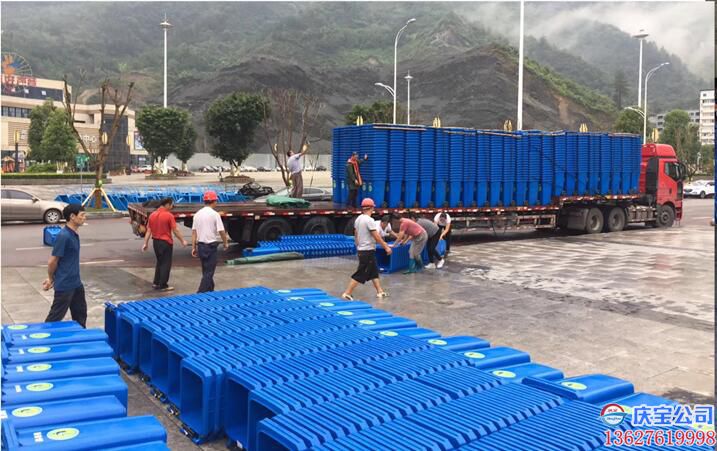 重庆塑料垃圾桶正在卸货