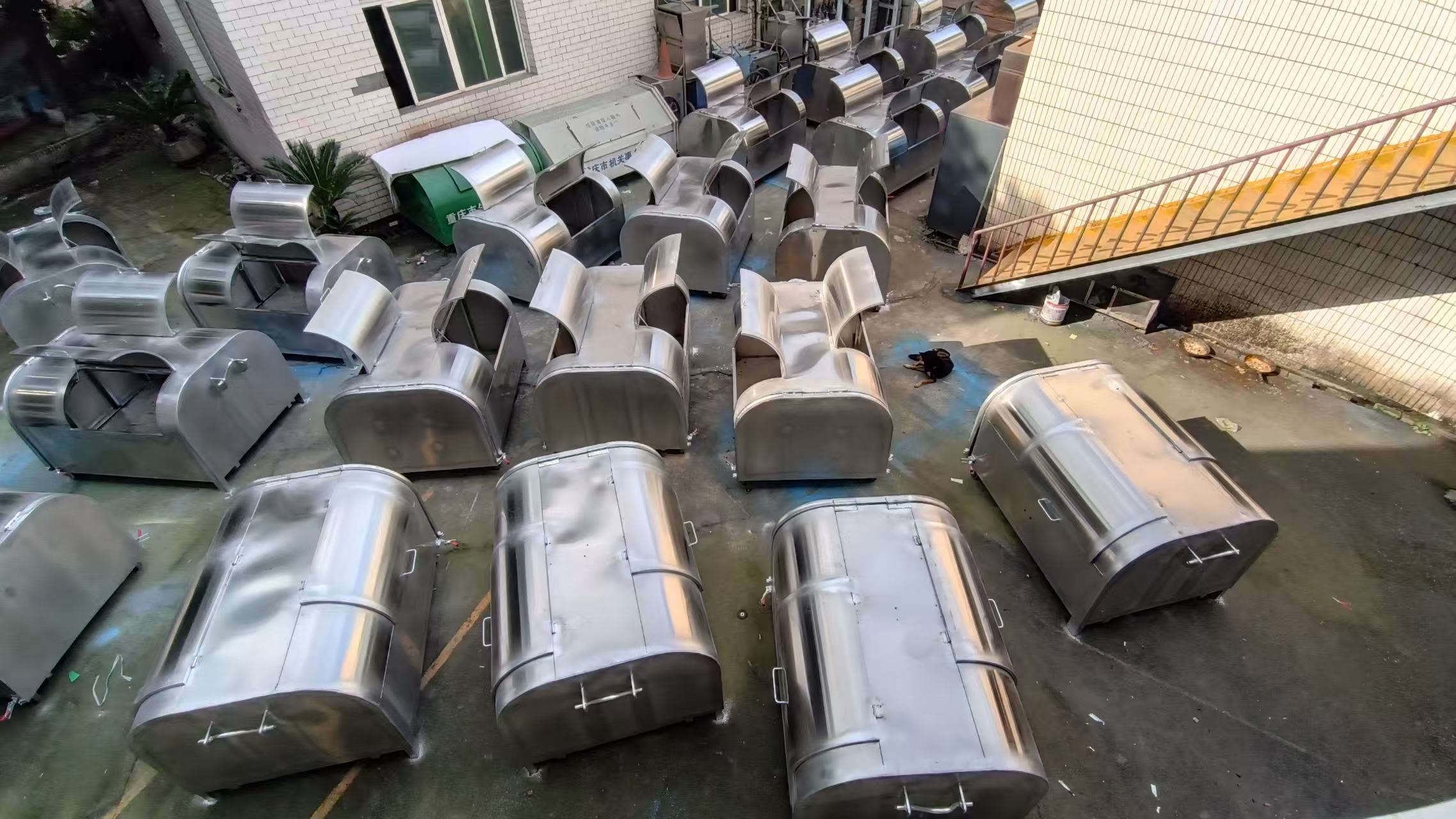 不锈钢勾臂车垃圾箱体