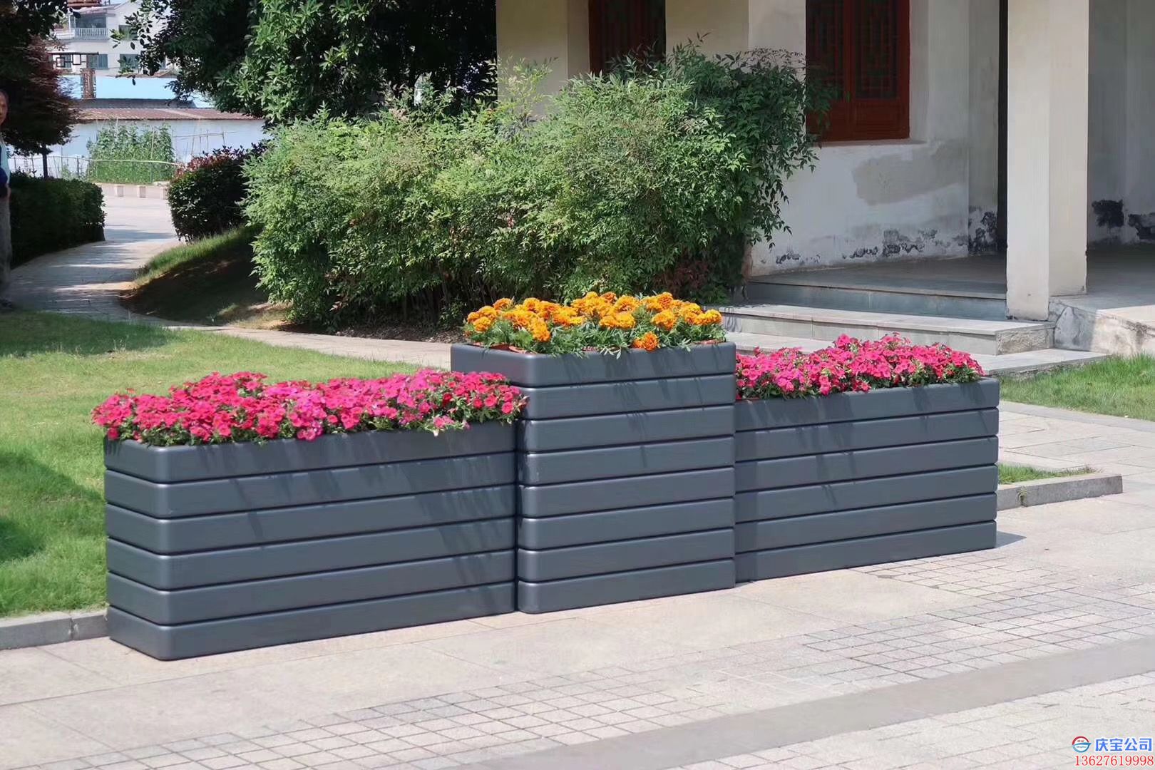 重庆道路隔离花箱,道路户外花箱(图1) 重庆道路隔离花箱,道路户外花箱(图1)